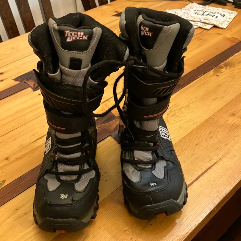 Never worn brand new within a box Tch Deck winter boys boots size 4